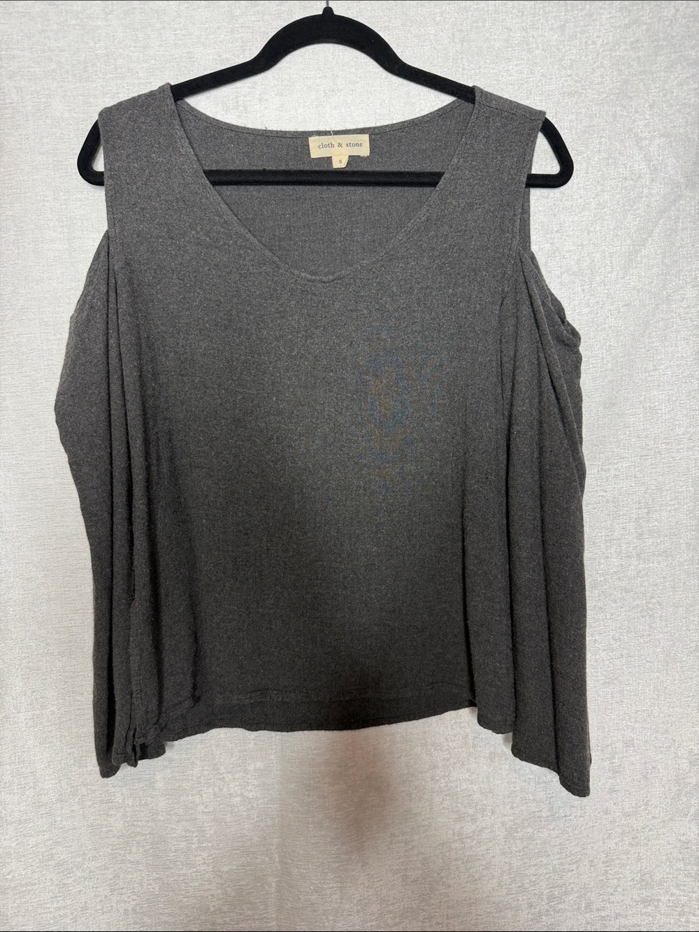 cloth & stone Charcoal Cold-Shoulder V-Neck Tank